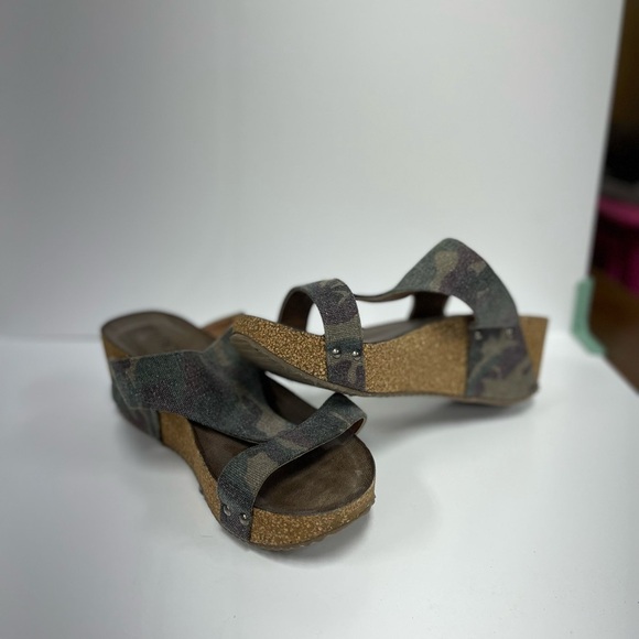 Stylish Camouflage Wedge Sandals - Picture 1 of 3